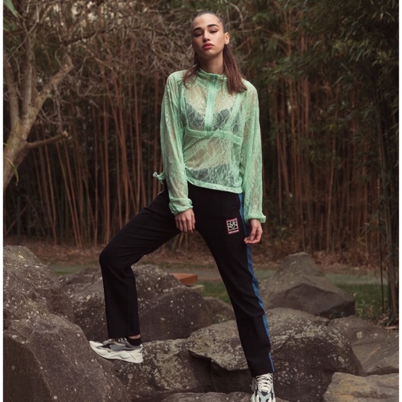 Les Benjamins green lace top. - Picture 3 of 5